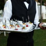 Ktoré podnosy a ďalší servírovací riad sa uplatnia v profesionálnom cateringu?